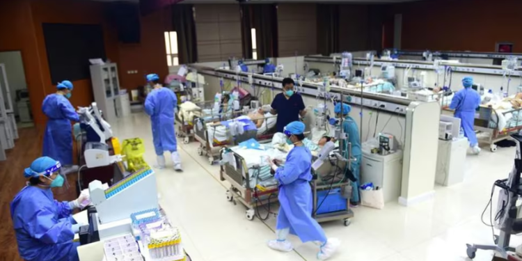 Varios hospitales en China están desbordados por la rápida expansión de una enfermedad respiratoria entre niños