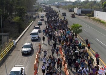 Más de 5.000 migrantes marchan desde el sur de México en Tapachula hacia la frontera con Estados Unidos