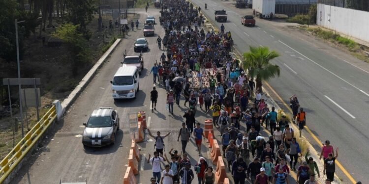 Más de 5.000 migrantes marchan desde el sur de México en Tapachula hacia la frontera con Estados Unidos