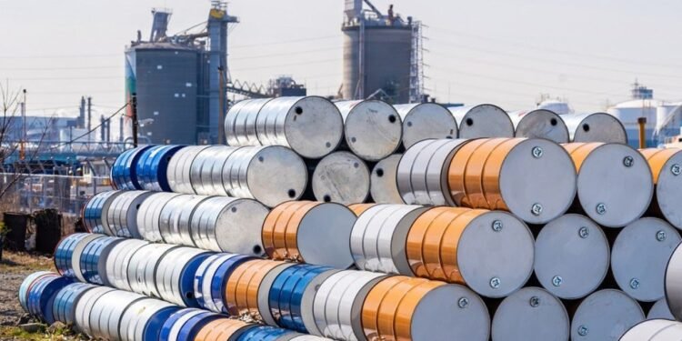 AIE revisa al alza la previsión de crecimiento de la demanda de petróleo en 2024