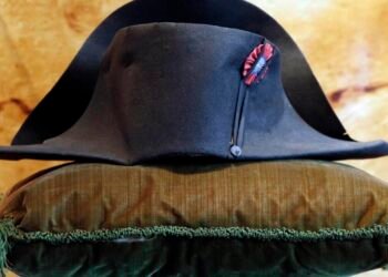 Subastan gorra usada por Napoleón por 2,1 millón de dólares