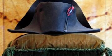Subastan gorra usada por Napoleón por 2,1 millón de dólares