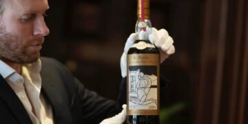 Subastan una botella del «whisky más valioso del mundo» por una cifra récord