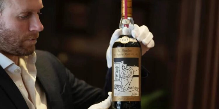 Subastan una botella del «whisky más valioso del mundo» por una cifra récord