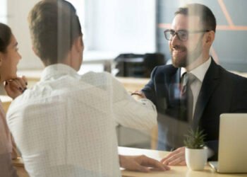 Ahorrar en bancos, cooperativas o asociaciones: ¿cuándo y a quién conviene más?