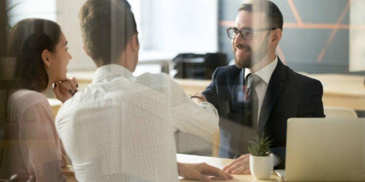 Ahorrar en bancos, cooperativas o asociaciones: ¿cuándo y a quién conviene más?