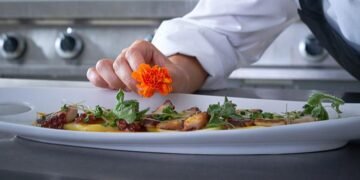 Ver cómo trabajan los grandes chefs e interactuar con ellos, otra forma de hacer turismo