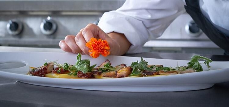 Ver cómo trabajan los grandes chefs e interactuar con ellos, otra forma de hacer turismo