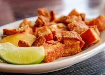 Determinan que el chicharrón de cerdo es más saludable que la espinaca, zanahoria y coliflor