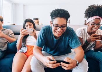 Un estudio demuestra que la adicción no es al móvil sino a la interacción social que permite