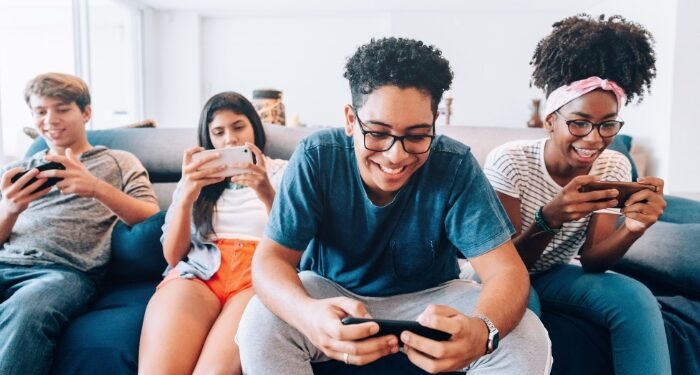 Un estudio demuestra que la adicción no es al móvil sino a la interacción social que permite