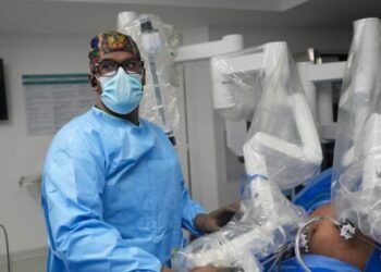 Realizan primera cirugía bariátrica con robot y tecnología magnética