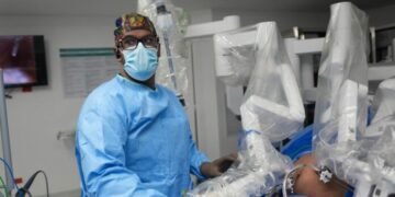 Realizan primera cirugía bariátrica con robot y tecnología magnética