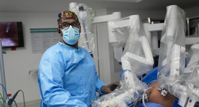 Realizan primera cirugía bariátrica con robot y tecnología magnética