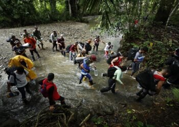Más de 500.000 migrantes cruzaron la peligrosa selva del Darién en 2023 en su camino hacia Norteamérica