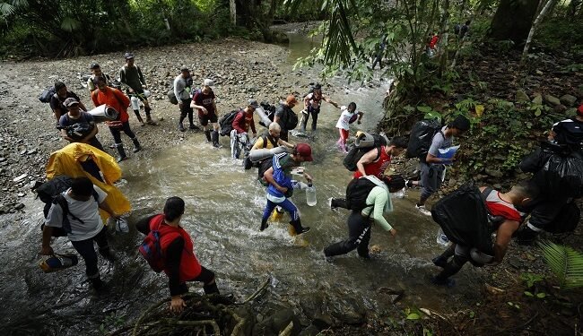 Más de 500.000 migrantes cruzaron la peligrosa selva del Darién en 2023 en su camino hacia Norteamérica