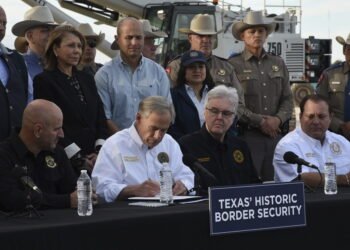 El gobernador de Texas promulga ley que permite detener y deportar inmigrantes