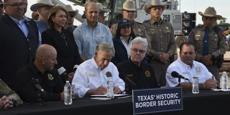 El gobernador de Texas promulga ley que permite detener y deportar inmigrantes