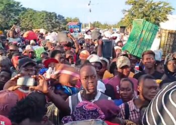 Haitianos abarrotan mercado binacional, en Dajabón, haciendo compras de Navidad