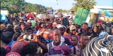 Haitianos abarrotan mercado binacional, en Dajabón, haciendo compras de Navidad