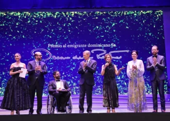 Líder comunitario en NY se alza con el premio Oscar de la Renta