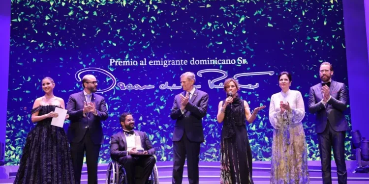 Líder comunitario en NY se alza con el premio Oscar de la Renta