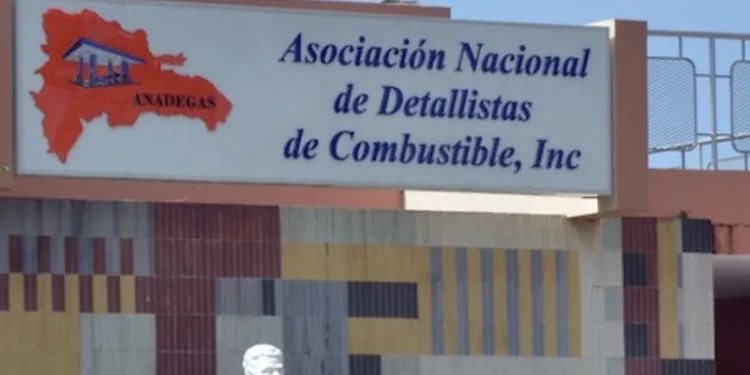 Anadegas asegura gasolinas deberán bajar 16 y 11 pesos en semana del 23 al 29