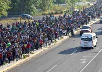 Gigantesca marcha de migrantes salió desde México hacia los EEUU