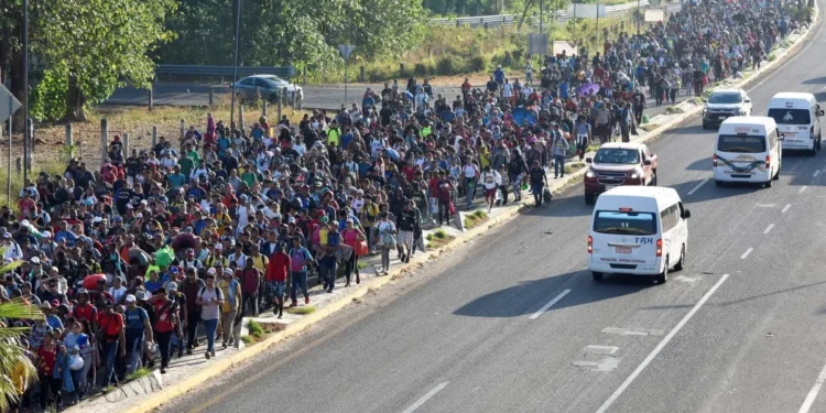 Gigantesca marcha de migrantes salió desde México hacia los EEUU