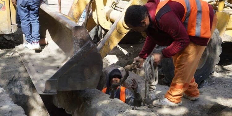 Recuperan enorme drenaje pluvial oculto por capa de asfalto en la Isabel Aguiar