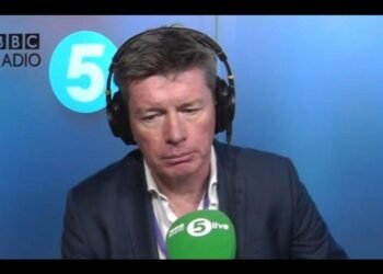 La historia del millonario británico que descubrió que no era el padre de sus tres hijos