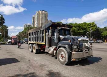 Conductores de vehículos pesados violan resolución que prohíbe circulación en la ciudad