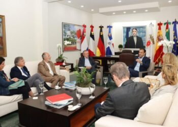 Alcalde Abel Martínez recibe en su despacho visita de cinco embajadores