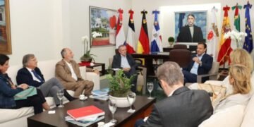 Alcalde Abel Martínez recibe en su despacho visita de cinco embajadores