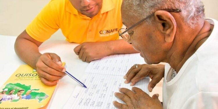 A pesar de los avances logrados en los últimos años, más de medio millón de personas en el país aún son analfabetas