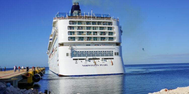 Llega el primer crucero al puerto de Cabo Rojo, en Pedernales