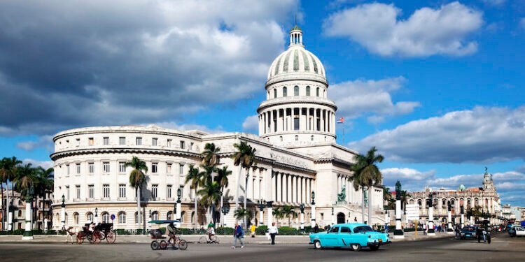 Claves del mayor ajuste económico en décadas en Cuba que entra en vigor en 2024