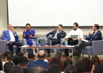 Se debate en PUCMM los mandatos de la Ley de DNI