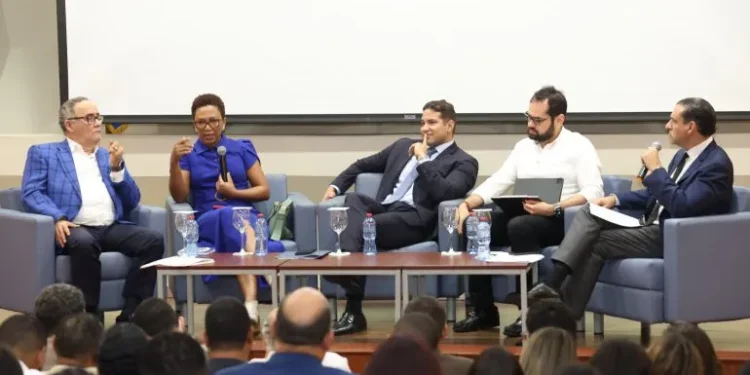 Se debate en PUCMM los mandatos de la Ley de DNI