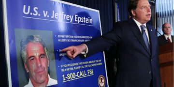 Casi 200 nombres vinculados al caso Epstein podrían ser revelados el martes por un tribunal de Nueva York
