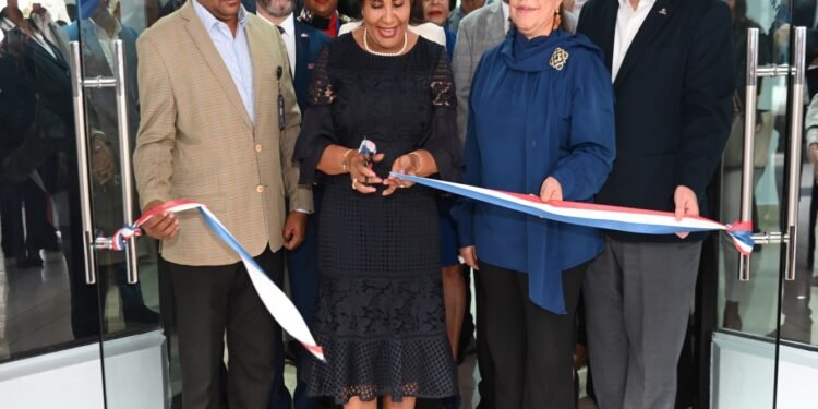 Superindente Josefa Castillo inagura centro de Atención al Cliente en Santiago