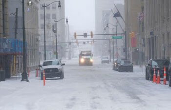 Fuertes vientos provocan cierre de autopistas, escuelas y oficinas del gobierno en EEUU