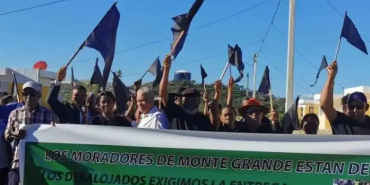 Campesinos de Monte Grande en señal de luto por incumplimientos en inauguración de la presa