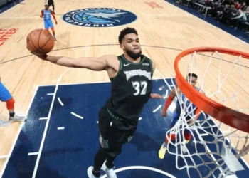 Joel Embiid anota 70 y Karl Towns 62 en una noche ´épica´ en la NBA