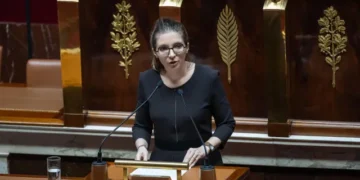El Parlamento francés aprueba incluir el aborto en la Constitución