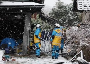 Mujer de 90 años es hallada viva bajo escombros cinco días después de terremoto en Japón