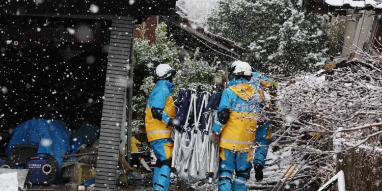 Mujer de 90 años es hallada viva bajo escombros cinco días después de terremoto en Japón