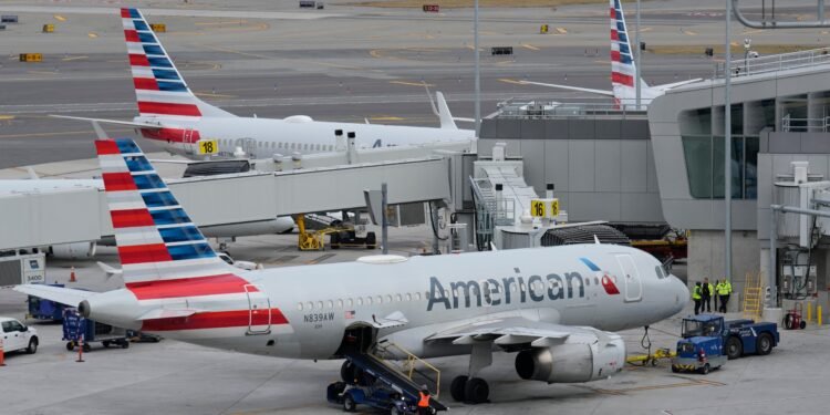 American Airlines aumenta el costo de facturar maletas