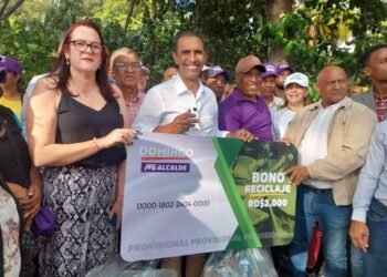 Domingo Contreras presenta programa Santo Domingo sin plástico