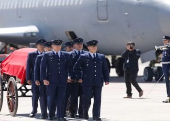 El féretro del expresidente Piñera llega a Santiago y es recibido con honores por Boric